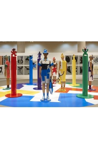 <strong>PLEATS PLEASE ISSEY MIYAKE｜永井一正とコラボレーション、「LIFE」がテーマのシリーズ発表</strong>　展示の様子