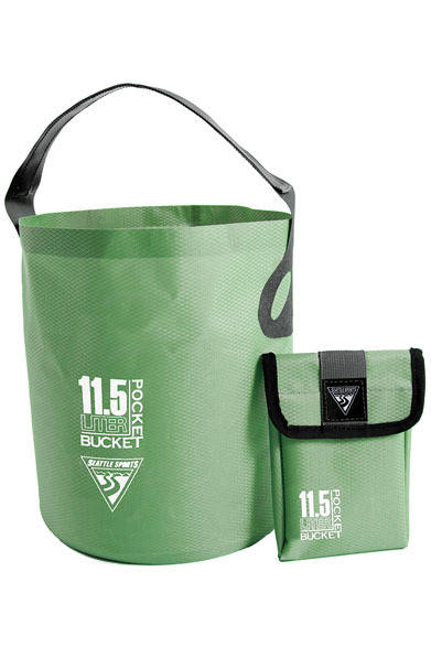 折りたたみ式の軽量コンパクトな11.5リットル容量のバケツで、専用の収納ケースが付属。水滴が付いたままでも収納に便利で、縦に長いバケツ形で沢での水汲みやキャンプ場で水の運搬に最適。「SEATTLE SPORTS」ポケットバケット2800円
