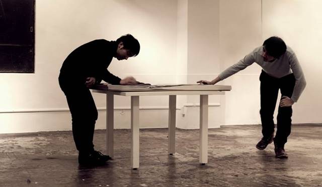 <strong>ART｜ギャラリーここで『tries to return/かえりみる』展</strong>　アートユニット ネルホルの作業風景