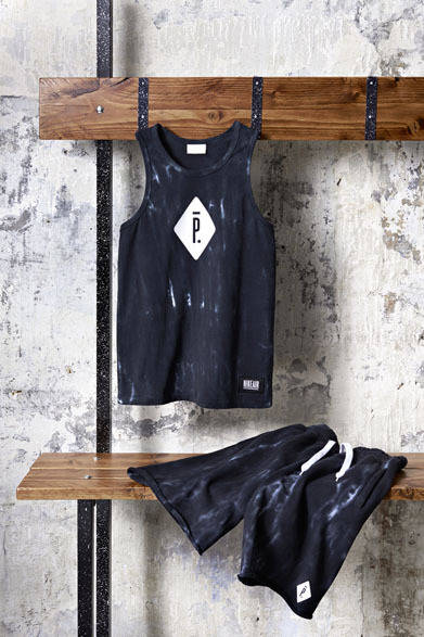 タンクトップ6480円、ショーツ8640円