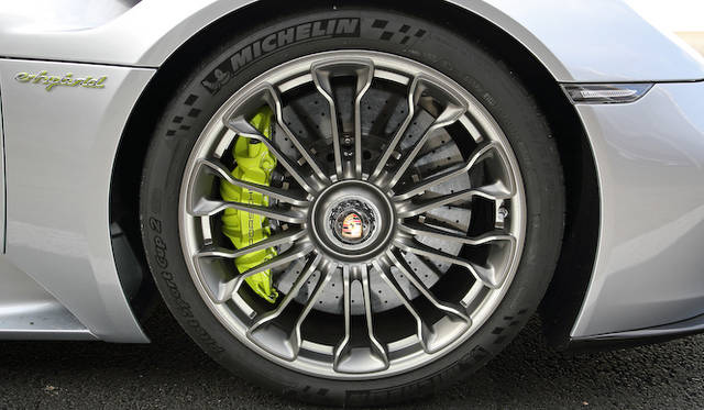 porsche_918_spyder_035 タイヤはミシュランが専用開発した「パイロットスポーツカップ2」がおごられる。フロントのサイズは265/35ZR20。そのなかにおさまるポルシェ セラミック コンポジット ブレーキ(PCCB) は、φ410×36mmのもの