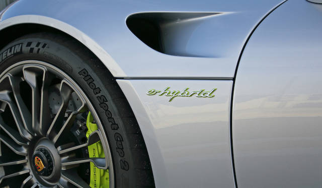 porsche_918_spyder_037 「パナメーラ S Eハイブリッド」とおなじく、グリーンで縁取りされるハイブリッドロゴがサイドにあしらわれる