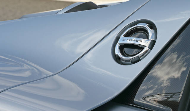 porsche_918_spyder_040 ボディ左サイドに給電口がそなわる