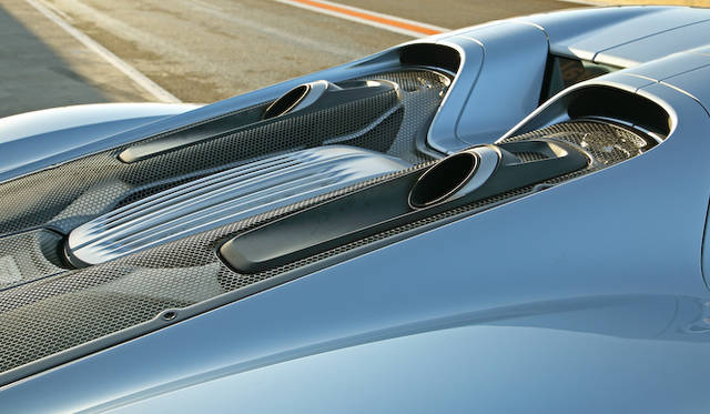 porsche_918_spyder_042 排気が上方に向かって放たれるのは、たんにデザイン的な要素に留まらず「エンジンルーム内の冷却性に優れ、背圧低減にも寄与するとともに、リアタイヤの温度上昇を抑制することでサーキット連続走行時のラップタイム低下を緩和する」などと、数かずの実利的メリットが謳われてもいる