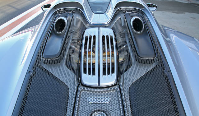 porsche_918_spyder_044 排気が上方に向かって放たれるのは、たんにデザイン的な要素に留まらず「エンジンルーム内の冷却性に優れ、背圧低減にも寄与するとともに、リアタイヤの温度上昇を抑制することでサーキット連続走行時のラップタイム低下を緩和する」などと、数かずの実利的メリットが謳われてもいる