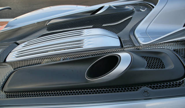 porsche_918_spyder_045 排気が上方に向かって放たれるのは、たんにデザイン的な要素に留まらず「エンジンルーム内の冷却性に優れ、背圧低減にも寄与するとともに、リアタイヤの温度上昇を抑制することでサーキット連続走行時のラップタイム低下を緩和する」などと、数かずの実利的メリットが謳われてもいる