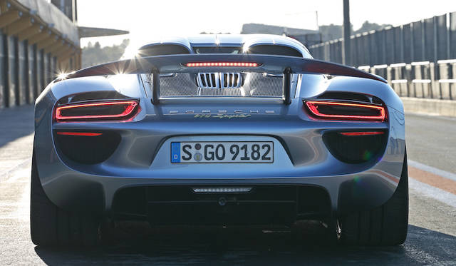 porsche_918_spyder_047 高さと角度をコントロールする可変ディバイスが与えられたリアウイング