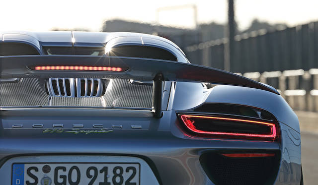 porsche_918_spyder_048 高さと角度をコントロールする可変ディバイスが与えられたリアウイング