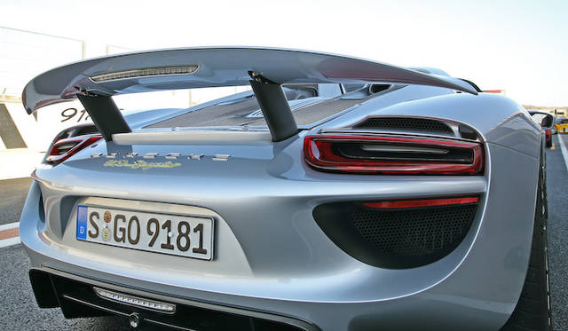 porsche_918_spyder_051 高さと角度をコントロールする可変ディバイスが与えられたリアウイング