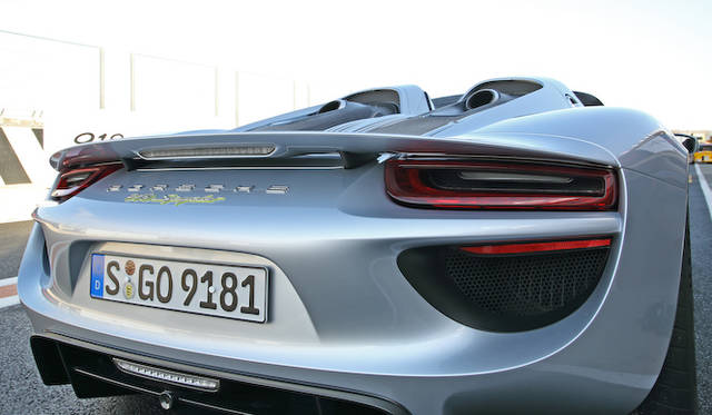 porsche_918_spyder_052 高さと角度をコントロールする可変ディバイスが与えられたリアウイング
