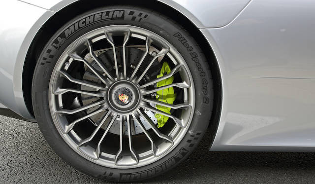 porsche_918_spyder_056 リアタイヤは、ミシュランが専用開発した325/30ZR21サイズの「パイロットスポーツカップ2」。スポークのあいだから覗くブレーキディスクは、φ390×32mmのポルシェ セラミック コンポジット ブレーキ(PCCB) だ