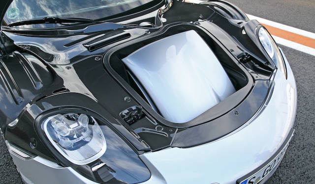porsche_918_spyder_057 フロントのラゲッジスペースはVDA値で100リットル。ルーフパネルを収納すると、それだけでいっぱいという印象