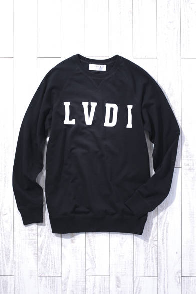 MENS｜ブランドロゴを大胆に配したスウェットは、オーストラリア産のオーガニックコットン100パーセントで製作。ラグランスリーブが、スマートでリラックスした印象を生む。ロゴスウェット1万8000円（LVDI）<br />※税抜き価格