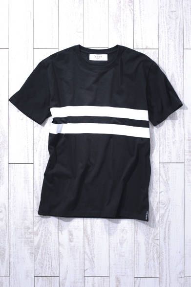 MENS｜こちらもオーガニックコットン100パーセントのファブリックを使用した、「Twin Fin」Tシャツ。サーフブランドならではのネーミングがユニークだ。Tシャツ1万円（LVDI）<br />※税抜き価格