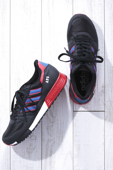 MENS｜1985年、毎日履くことができるハイテクランニングシューズとして生まれた、アディダス「APS（Antipronetion and Shock Absorption System）」が復刻。付属のネジをヒールにあいた穴に差し込んで、ミッドソールの硬さを4段階に調整できる。国内ではジャーナル スタンダードと「adidas originals shop」のみの展開。APSスニーカー1万4000円（アディダス）<br />※税抜き価格
