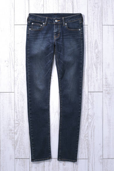 WOMENS｜スキニーデニムは、おなじシルエットでも、素材の表情が変われば合わせるアイテムも変わる。インディゴの色味を残した味わいのある色落ちで、リゾート感のあるシックなスタイルを楽しめるジーンズ。ウォッシュスキニーデニム9500円（ジャーナル スタンダード）<br />※税抜き価格