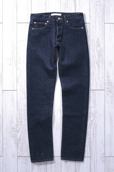 WOMENS｜こちらは先のモデルに軽くウォッシュをかけたもの。脇の継ぎ目に浮かび上がるパッカリングで、さりげなくこなれた印象に。セルヴィッジデニム1万1000円（ジャーナル スタンダード）<br />※税抜き価格