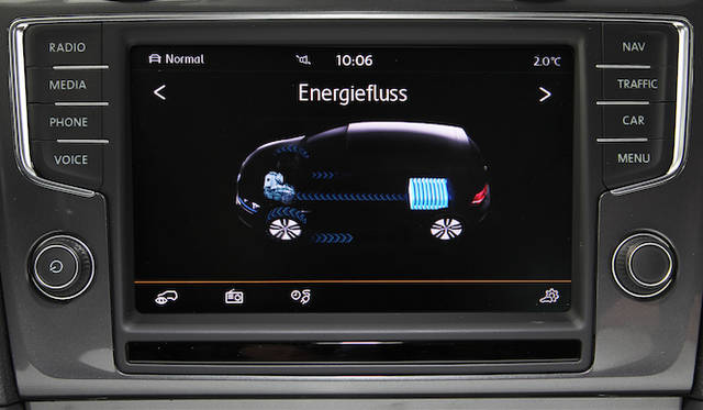 センターパネルにエネルギー利用状況を表示するモードもそなわる。この画面は加速状態をあらわしている