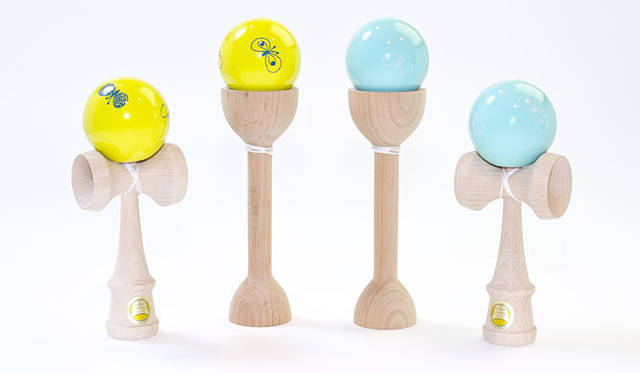 「ミナ ペルホネン×南三陸ミシン工房」ケース付きけん玉5000円（税抜）、ケース付きカップボール（税抜）