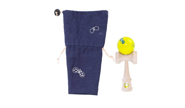 「ミナ ペルホネン×南三陸ミシン工房」ケース付きけん玉5000円（税抜）