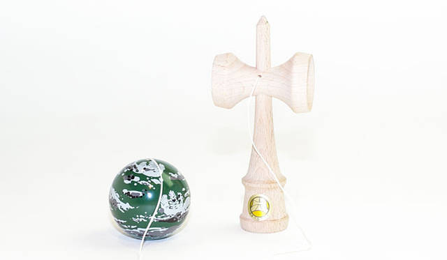 「ストリーマー コーヒー」迷彩柄けん玉4000円（税別）