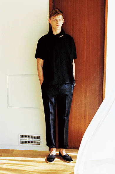 Tone-on-tone Colour Coordination<br />「自分のスタイリングでは定番の黒とダークネイビーを使った組み合わせで、今年の夏のスタイルの提案です。このプルオーバーシャツは誰にでも似合うし、クールで知的な印象もくわわる。“夏の涼しげな黒”としてオススメです」（スタイリスト猪塚慶太）<br />シャツ2万4000円、トラウザーズ2万8000円、スカーフ8000円（すべてマーガレット・ハウエル）、靴8000円（MHL.店舗限定）<br />※以降、価格はすべて税抜き価格