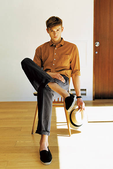 Colour Coordination<br />「シックなトーンのマスタードのシャツは、余裕ある感じで着こなしてほしいですね。着て洗って着て洗って、着込めば着込むほど身体に馴染むイメージで、ワンシーズンずっと楽しんでほしいシャツです」<br />シャツ1万4000円（MHL.）、トラウザーズ2万8000円、時計3万7000円、帽子2万3000円（マーガレット・ハウエル）靴8000円（MHL.店舗限定）