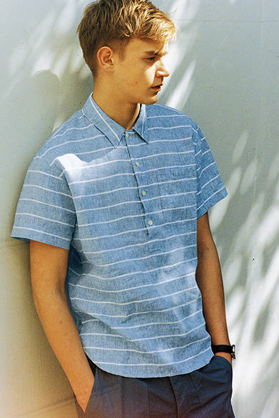 Colour Coordination<br />「誰もが着こなしやすいコーディネイトですね。ボーダー柄のプルオーバーシャツに、パンツは裾をロールアップ、足もとはスニーカーやエスパドリーユなどを。靴を変えるだけで、タウンにもリゾートにもマッチします」<br />シャツ2万7000円、時計3万7000円（マーガレット・ハウエル）、ショーツ1万6000円（MHL.）