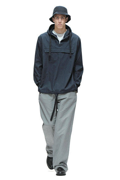 Look from Runway（1）<br />「色のトーン、シルエットにくわえて、バケットハットもプルオーバーも好きなので、ズバリ、このまま着たいコーディネイトです。スポーツウェア的なモノを品良く着るのが大好きです」