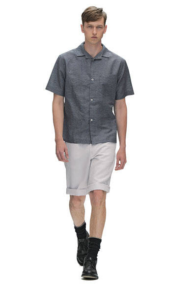 Look from Runway（3）<br />「開襟シャツは大好きで、上品な色のトーンも好みですね。足もとは黒のソックスにチャッカブーツでヨーロピアンな佇まいを感じます」