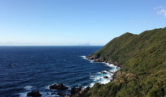 鹿児島市から南方約135km先の海上に位置する屋久島。面積は東京23区（約621km²）より少し小さい約541km²。日本全国では9番目に大きい島だ。ユネスコの世界遺産に登録されたのは、その約21%にあたる約107km²で、1993年に「姫路城」「法隆寺」「白神山地」とともに日本初の世界遺産に認定された