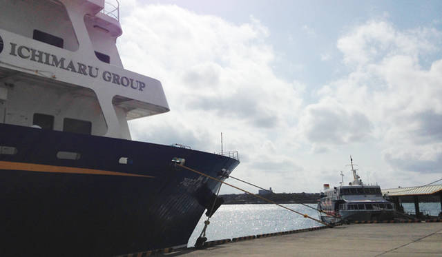 鹿児島から高速フェリーで約2時間。飛行機でも鹿児島空港、もしくは伊丹空港から行くことができる
