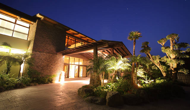 「サンカラ ホテル＆スパ屋久島」のエントランス