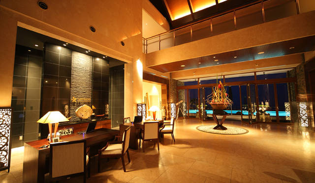 エントランスロビーを抜け奥のライブラリーラウンジでウェルカムドリンクをいただく。窓越しには手前にプール、奥には海が広がる