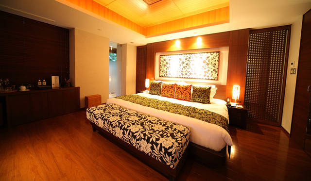 ヴィラは1棟ずつそれぞれ独立して建ち、12棟24室のヴィラ（各53m²）とサンカラ ヴィラスイート（104m²）1棟、そして本館にはスイートルームが2タイプ（126m²と71m²）の4室が用意される。写真は本館のスイートルーム