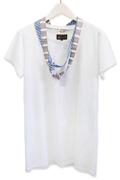 レイ風のファブリックネックレスとセットになったチュニック丈Tシャツ。オリジナリティ溢れるファブリックレイでさまざまな着こなしに。1万1000円