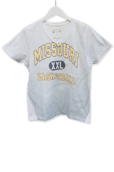 今夏トレンド本命のプリントアイテム。ヴィンテージのスウェットを大胆にTシャツの前面に転写プリントしたユニークな一着。9000円