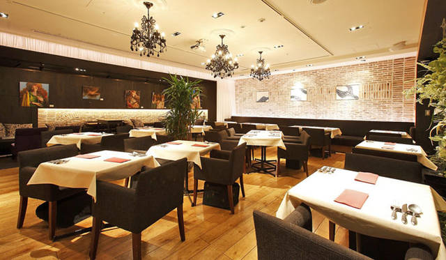 <strong>Flensburger Frühlingsbock｜フレンスブルガー・スプリングボック</strong><br />「レーゼン ヴァルト 表参道ヒルズ」<br />東京都渋谷区神宮前4-12-10 表参道ヒルズ本館地下3F<br />Tel. 03-5775-1941<br /><br />表参道ヒルズの地下3階にあるドイツ版“薬膳”レストラン。中世薬草学の祖、聖女ヒルデガルトに学び、独自に表現したドイツの自然派料理。万能の穀物、ディンケル小麦（古代麦）や、ハーブ・スパイスを四季折々の旬の素材とともにたっぷり楽しめる。ドリンクはドイツ直輸入のプレミアムビール、ソムリエ厳選のドイツワインをはじめ、女性に人気のハーブティーをベースにしたハーブカクテルやフレッシュフルーツカクテルなどをラインナップ。 