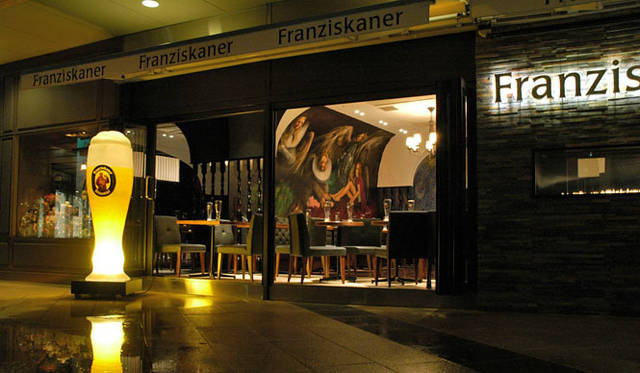 <strong>Flensburger Frühlingsbock｜フレンスブルガー・スプリングボック</strong><br />「フランツィスカーナー バー＆グリル 六本木ヒルズ」<br />東京都港区六本木6-4-1 六本木ヒルズ メトロハット／ハリウッドプラザ1F<br />Tel. 03-5786-6867<br /><br />七大天使を現代に蘇らせた天井壁画が、アーティスティックな雰囲気を醸し出す。広々とした開放的なテラス席やウェイティングカウンターも併せ持つ、大人の社交場レストランだ。