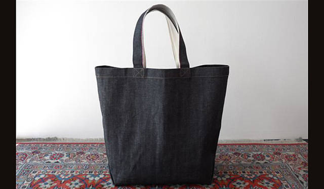 代官山店と神戸店では、デニム地のトートバッグにシルクスクリーンプリントをのせるワークショップをおこなう