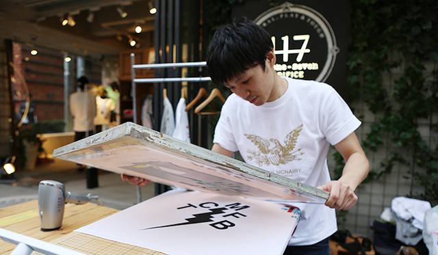 イベント当日は、シルクスクリーンプリントでオリジナルのTシャツ作成するサービスが人気を博していた