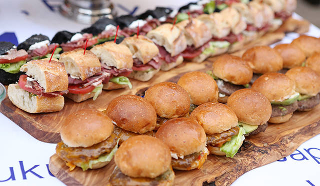 ショップの前ではさまざまなフード、ドリンクがふるまわれた