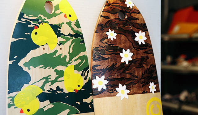 コラボレーションラインにはスケートボードデッキも。「Wooden Toy」とのトリプルコラボとなる