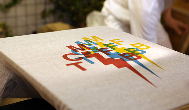 マーク・マクナイリーがイベント当日プリントしたシルクスクリーンがこちら