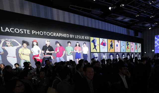 招待されたゲストで満員の会場