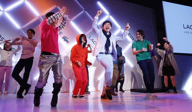 終盤には来場者もステージに上がり、来場者とともに体を揺らして楽しんだ