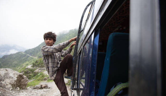 標高3300メートルの山に生息しているヤクの写真を撮りに行った山道のガイドの男の子