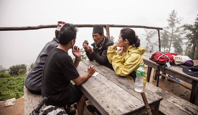 山での暮らしについて話を聞く