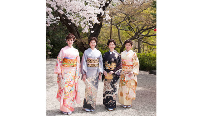 （左から）大和悠河さん、賀来千香子さん、高橋惠子さん、水野真紀さん