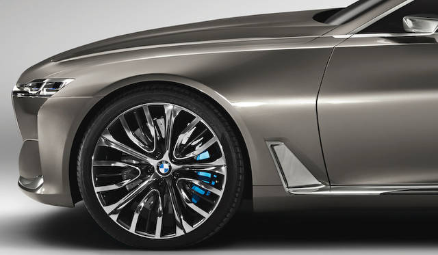 フロントから、ホイールを覆うように後方へ空気の流れをつくりだす、フェンダー裏側のエアブリーザーも、最近のBMWモデルの特徴といえる